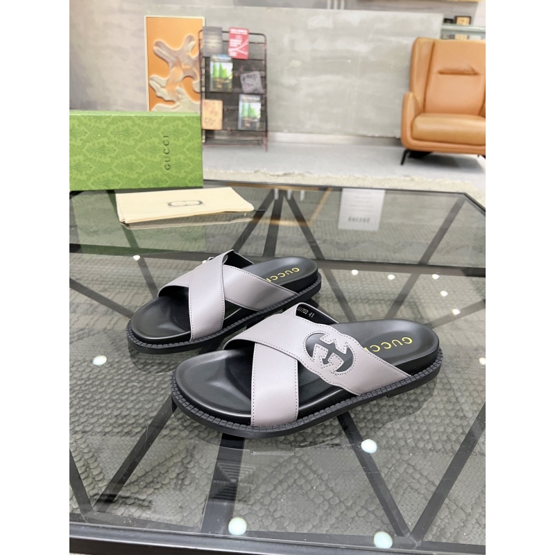 G*u*i slippers